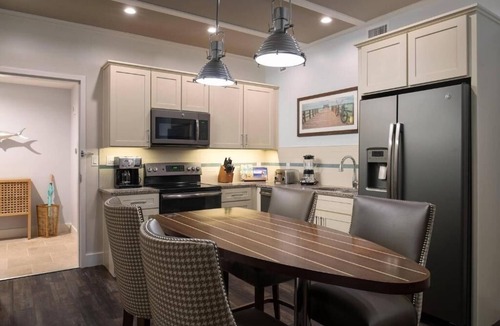 Holmes Beach Hotel | Two-Bedroom Villa w/Balcony and Pool Near AMI Sunset Spots & Kayak Launch