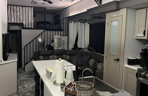 Ridge Manor House | Ultimate Glamping Stay & Play Fun Spot