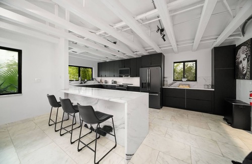 Overtown Villa | Ultimate Luxe 8BR Villa with Pool, Billiards, Cinema, Poker & More!