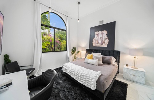 Overtown Villa | Ultimate Luxe 8BR Villa with Pool, Billiards, Cinema, Poker & More!