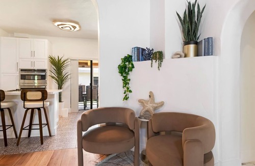 Northeast Miami Villa | Ultimate Miami Group Retreat | Sleeps 20 | Near Stadium, Beaches & Attractions