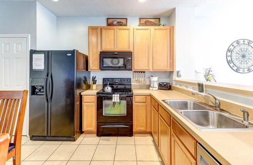 Crestwynd Bay House | Unit 4 | 3BR Home | 2 Mi to Disney | Pet Friendly | Heated Pool | Gated