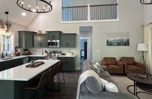 Hamlin House | Unwind in Nature: Grab your Hideout vacation dates for a memorable vacation!