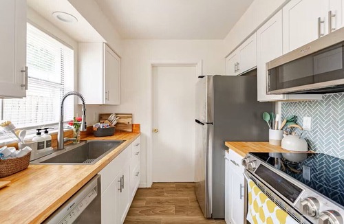 College Park House | Updated 2 BR/5 min to Advent Health/Walk to Museums, Parks & Dining.