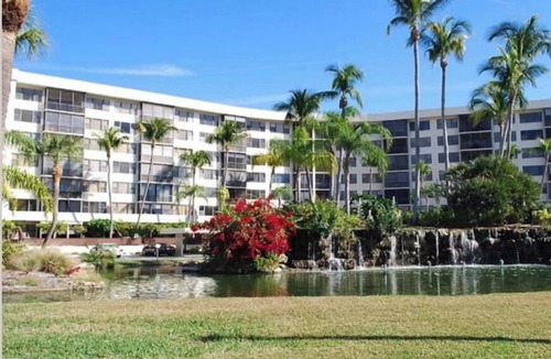 Siesta Key Condo | Updated Condo- Harbor Tower- 5 min walk to beach!
