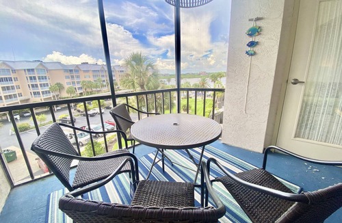 Siesta Key Condo | Updated Condo- Harbor Tower- 5 min walk to beach!