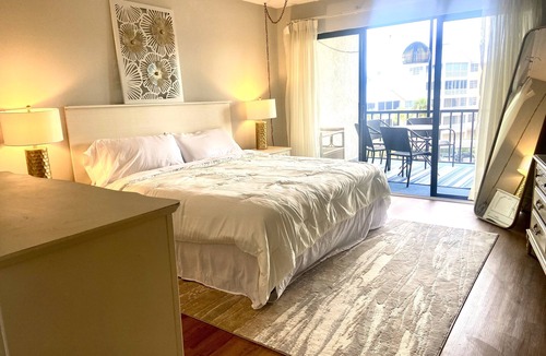 Siesta Key Condo | Updated Condo- Harbor Tower- 5 min walk to beach!