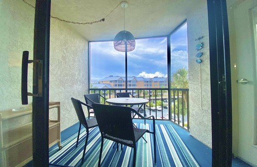 Siesta Key Condo | Updated Condo- Harbor Tower- 5 min walk to beach!