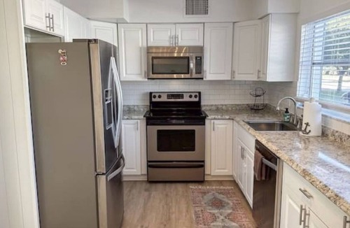 Seminole House | Updated Cozy & Tropical Home/2 Miles to Beach/Quiet Neighborhood