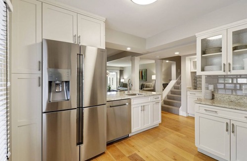 Harbour Town Condo | Updated Luxury 3 BR Free Harbourtown Pool Usage w Beach Gear & Bike Rentals