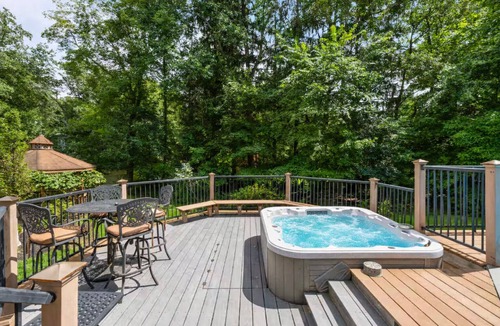 Airmont House | Upper Saddle River Resort w Pool, Hot Tub & Lake