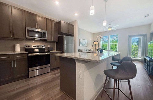 Carver City - Lincoln Gardens Apartment | Upscale 1 BR Apt in Westshore, Courtyard Views