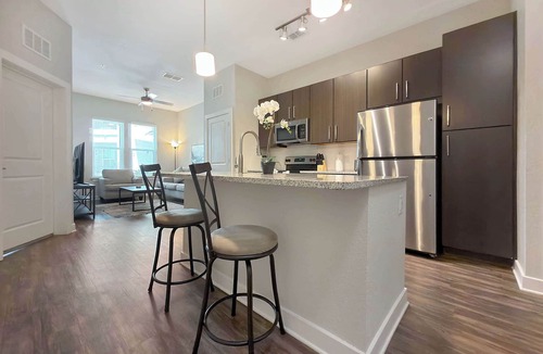 Carver City - Lincoln Gardens Apartment | Upscale 1 BR Apt in Westshore, Courtyard Views