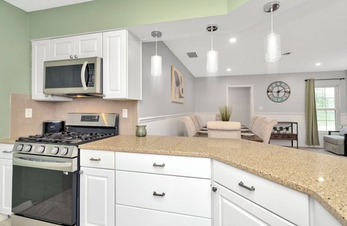 Seffner Community Alliance House | Upscale Family Oasis: Serene Location ~ Pool ~ Parking