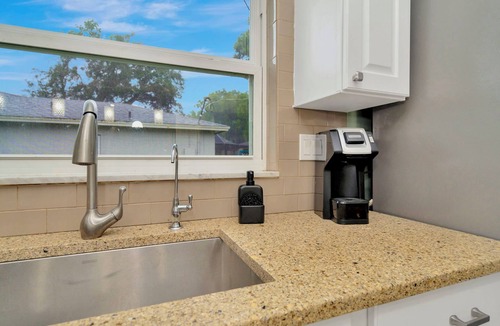 Seffner Community Alliance House | Upscale Family Oasis: Serene Location ~ Pool ~ Parking