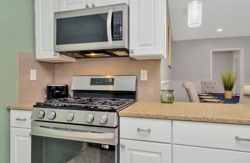 Seffner Community Alliance House | Upscale Family Oasis: Serene Location ~ Pool ~ Parking
