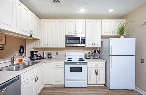 New Tampa House | Upscale Long Stay: KING Bed-Pool-Wifi-Gated-Pets-Tampa Palms-Moffitt Cancer Ctr