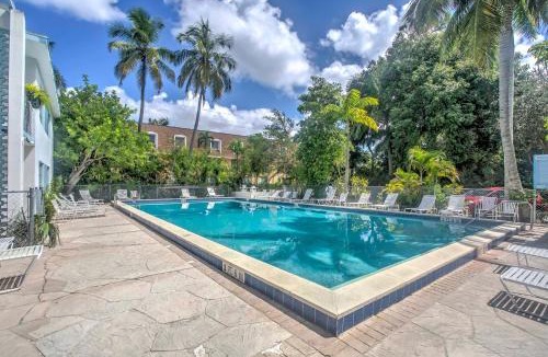 Old Naples House | Upscale Naples Condo w/Pool Access: Walk to Pier!