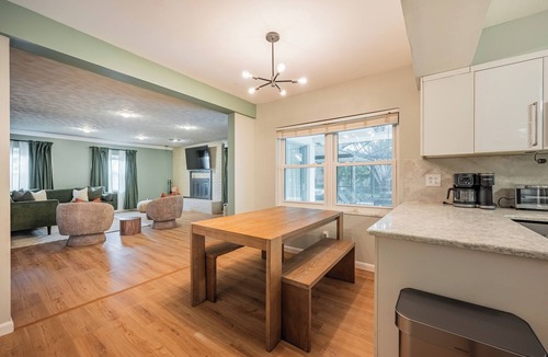 Lake Magdalene House | Upscale Pool Retreat+Sleeps 12+King Beds+Renovated