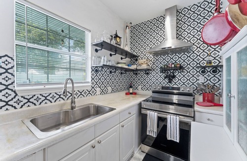 Historic Uptown House | Uptown Flamingo Bungalow Downtown St Pete Walk to Crescent Lake Park
