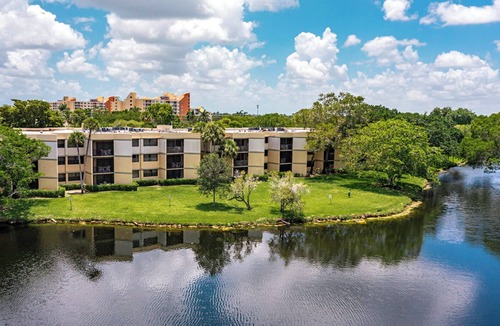 Weston Condo | Vacation Village at Bonaventure Studio Unit Friday Check-In