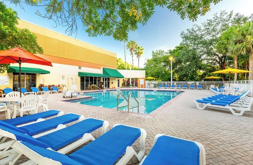 Weston Condo | Vacation Village at Bonaventure Studio Unit Friday Check-In