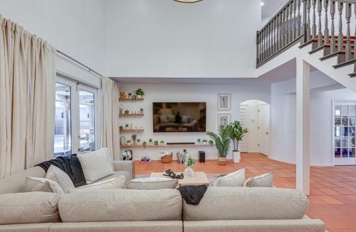 Valrico Villa | Valrico Villa: Pool, Spa, Court & Game Room