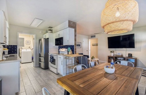 Pelican Bay House | Vanderbilt Mercado Villa Oasis - Set between the Mercato and Vanderbuilt beach!