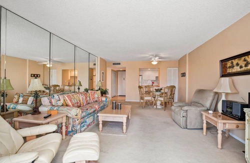 Vanderbilt Beach Condo | Vanderbilt Towers - Walk to the Beach!