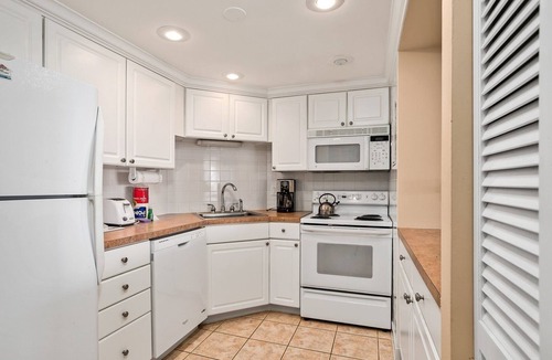 Vanderbilt Beach Condo | Vanderbilt Towers - Walk to the Beach!