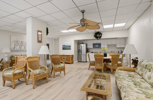 Vanderbilt Beach Condo | Vanderbilt Towers - Walk to the Beach!