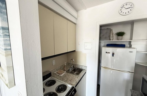 Golden Beach Condo | Venice Beach Studio – Pool & Private Shore