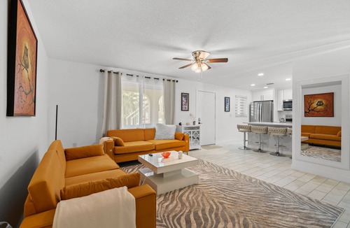 Golden Beach Condo | Venice Island Beach Escape. 1 Minute Walk to Private Beach! Just Renovated!