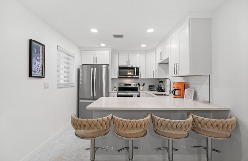 Golden Beach Condo | Venice Island Beach Escape. 1 Minute Walk to Private Beach! Just Renovated!