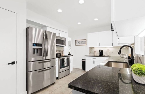 Venice House | Venice Oasis | Pool, 3 King Beds, 2.5 miles >Beach