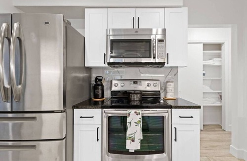 Venice House | Venice Oasis | Pool, 3 King Beds, 2.5 miles >Beach