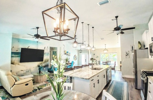 Vero Beach House | Vero Beach Oasis Heated Pool + Hot Tub Tiki Bar Pet-Friendly Near Beach
