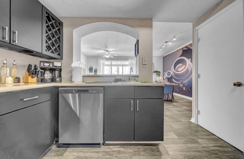 Tampa Apartment | Vibrant 2BR 2BA w King Bed Pool Gym 11