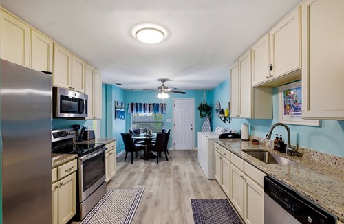 Fort Myers House | Vibrant Bungalow in Historical Fort Myers District