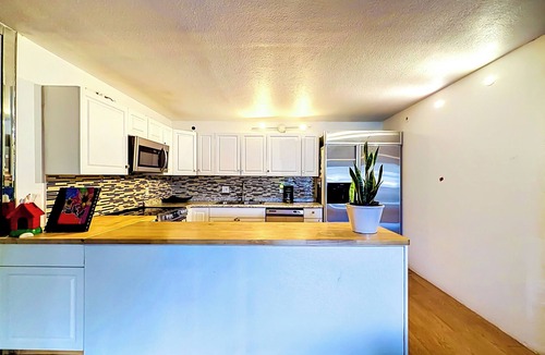 Greenacres Condo | Vibrant Lakefront Retreat - Artistic 2BR Condo with Boutique Vibes