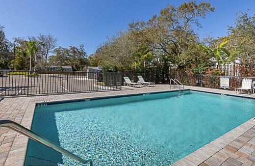 Indian Beach Sapphire Shores Apartment | Vibrant Stay in Trendy Area 2BR w/ Pool & Gym