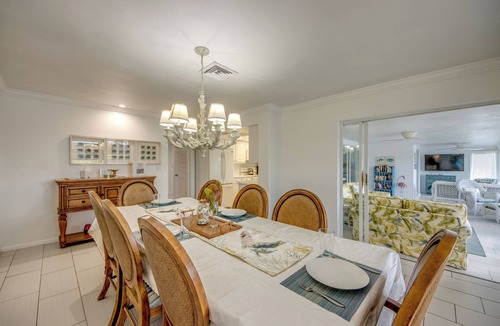 Caloosahatchee House | Villa 13 Coastal decor, Htd saltwater pool, Gulf Access.102 reviews