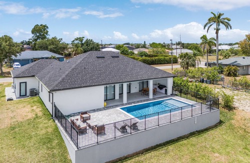 Diplomat House | Villa Amalfi! Luxury retreat. Heated swimming pool.