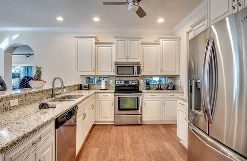 Caloosahatchee Villa | Villa Dolphin´s Surf, upscale, water view, gym, pool/hot tub, boaters dream
