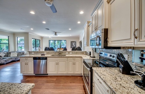 Caloosahatchee Villa | Villa Dolphin´s Surf, upscale, water view, gym, pool/hot tub, boaters dream