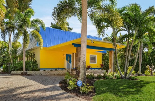 East Naples Villa | VILLA RAINBOW Heated Pool Close to 5th Ave & Beach