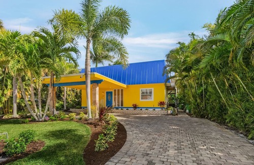 East Naples Villa | VILLA RAINBOW Heated Pool Close to 5th Ave & Beach