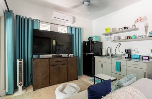 United Central Apartment | Villa Splash! Centrally located in St Pete. A studio efficiency w/private pool