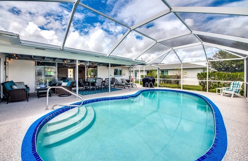 Caloosahatchee Villa | Villa Tropical Vibes - Charming 3 BR waterfront Villa with heated pool, bicycles, fishing poles - walking distance to bars and restaurants