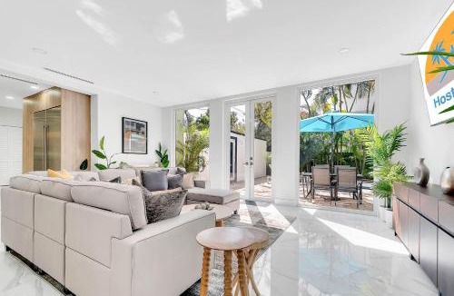 Northeast Coconut Grove House | Villa Tropicale Stunning 4 Bedroom 4 Bath Home with Pool and BBQ